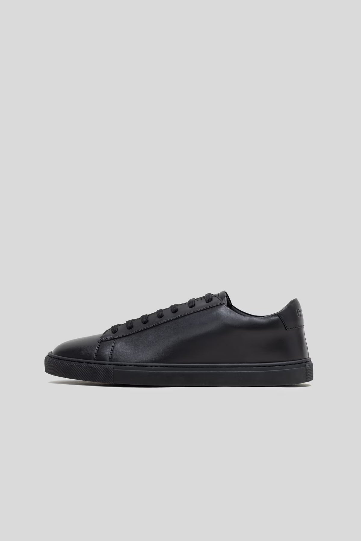 Side profile studio view of the Olen Città low-top sneaker in black calfskin leather.